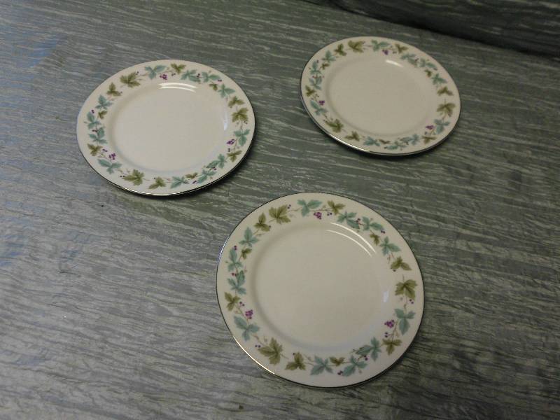 lot 303 image: VINTAGE CHINA PIECES