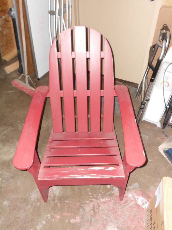 lot 311 image: WOODEN LAWN CHAIR