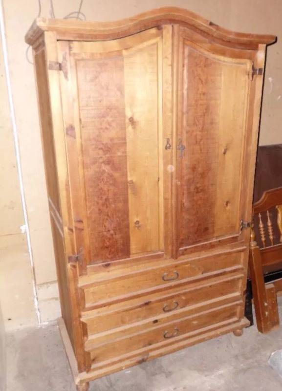 lot 128 image: LARGE ARMORE
