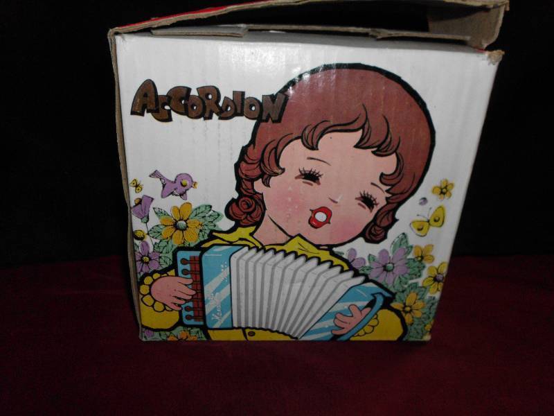 lot 200 image: VINTAGE ACCORDIAN