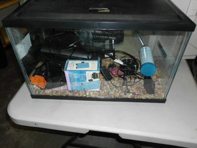 lot 119 image: FISH TANK