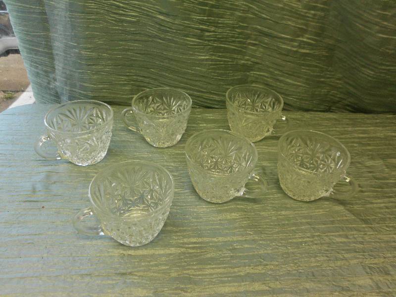 lot 327 image: PUNCH BOWL GLASSES