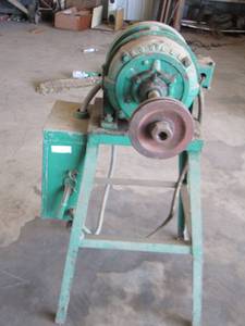 lot 88 image: Large Green Howel type of sandergrinder  on stand