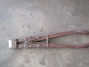lot 102 image: industrial bolt cutters