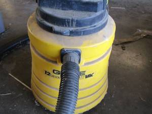 lot 139 image: Gene 12 Gallon wetdry vac used