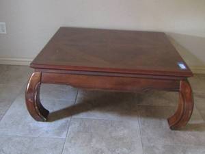 lot 7 image: BROWN WOODEN COFFEE TABLE 16X38X38