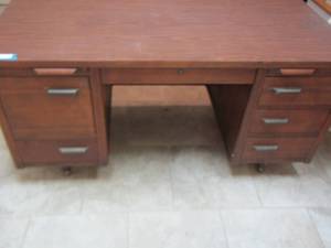 lot 9 image: 5 DRAWER WOODEN DESK   29X60X30