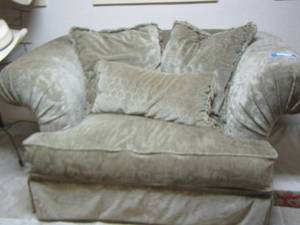 lot 12 image: EMERALD GREEN OVERSIZED CHAIR NO NAME