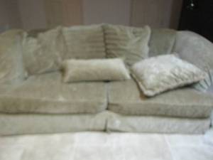 lot 13 image: EMERALD GREEN COUCH HAS A FEW STAINS 5 THROW PILLOWS