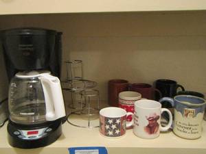lot 18 image: COFFEE MAKER AND VARIOUS COFFEE CUPS AN COFFEE CUP HOLDERS