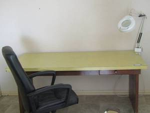 lot 21 image: 28 12 X 68 X 32 DESK WITH NO DRAWS AND A CLIP ON LAMP