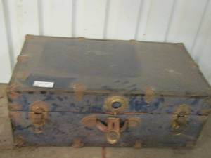 lot 41 image: VINTAGE BLUE TRUNK CHEST NEEDS SOME TLC