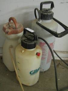 lot 43 image: YARD AND GARDEN PUMP SPRAYERS  QTY 3
