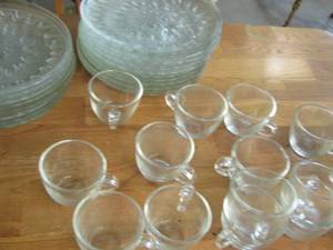 lot 46 image: SET OF 10 GLASS PLATES WITH HANDLED GLASS CUPS