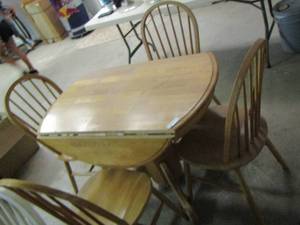 lot 45 image: LIGHT BROWN OVAL DINING TABLE WITH 4 CHAIRS- 2941 DIAMETER
