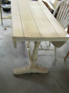 lot 44 image: OFF WHITE DINING TABLE WITH 2 LEAFS AND ONE CHAIR- 304824  WITH LEAFS UP 306824