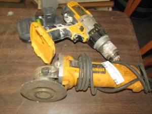 lot 83 image: DEWALT DRILL AND SANDER WITH ONE BATTERY