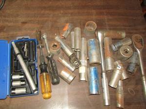 lot 84 image: SMALL CRAFTSMAN TOOL KIT- VARIOUS SIZE SOCKETS AND SOCKET WRENCH