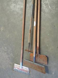 lot 89 image: 3 SCRAPPERS 1 GARDEN HOE