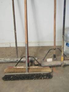 lot 88 image: LOT OF USED PUSH BROOMS QTY 5
