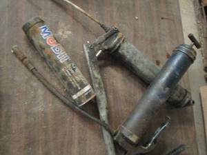 lot 101 image: PUMP GREASE GUNS QTY 2 WITH 1 TUB OF LUBRICANT