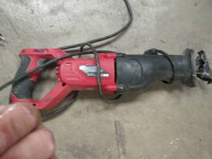lot 111 image: RED AND BLACK SKIL SAW