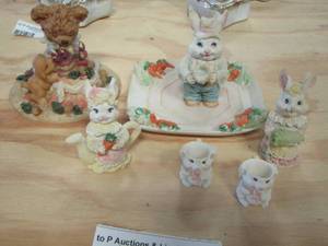 lot 142 image: Mini Bunny Dcor tea set- bear figurine