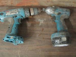lot 153 image: 2 Makita drills
