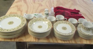 lot 158 image: Gibson Christmas dish set for 8 with 1 spoon rest 2 sets of S&P shakers and 4 napkin place settings