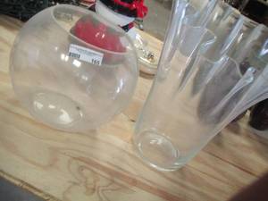 lot 165 image: 1 clear glass large fish bowl, clear glass tall vase size 17 inches tall