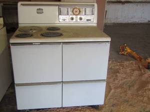 lot 170 image: Hotpoint automatic 3 burner oven, has a high speed thrift cooker very vintage electric cat # 109rc16 serial # 8059939