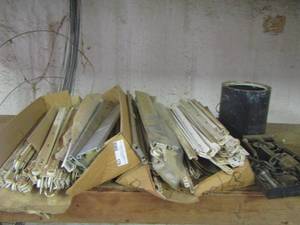 lot 179 image: large lot of shelf brackets