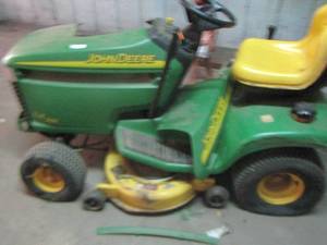 lot 193 image: JOHN DEERE LX266 LAWN MOWER UNKNOWN WORKING CONDITION HOOD IS BROKEN