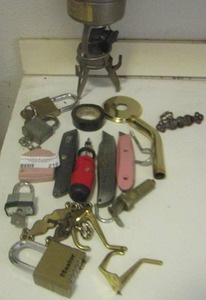 lot 219 image: razor knife, locks some have keys, door knobs n more