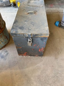 lot 287 image: WOOD TRUNK  APPROX 3 X 2 FT