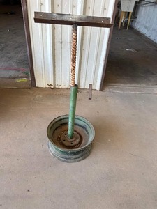 lot 285 image: METAL STAND