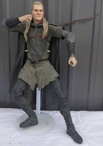 lot 4 image: NECA 2004 Lord of the Rings Legolas 18 Inch Talking Figure--Missing Arrows but has everything else