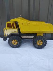 lot 18 image: Vintage Tonka Dump Truck