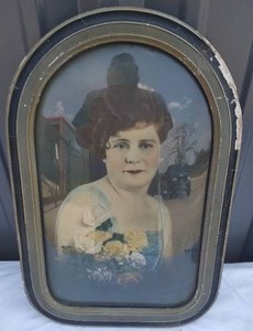 lot 25 image: Antique Portrait in Bubble Glass and Wood Frame--Frame has some issues (pic 5)