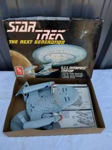 lot 61 image: A.M.T. ERTL Star Trek U.S.S. Enterprise Starship Plastic Model Kit---Appears to be complete