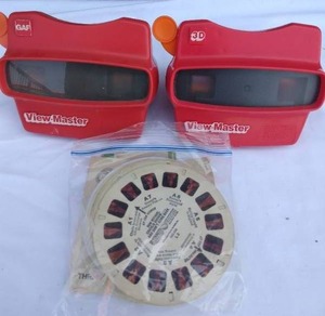 lot 186 image: Selection of 2 Vintage Viewmasters and A Few Viewmaster Reels including Charlie Brown