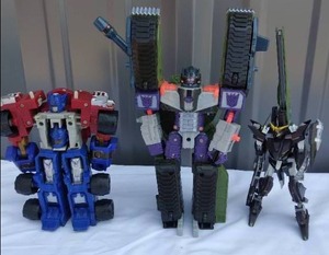 lot 195 image: Selection of 3 Transformers including Optimus Prime