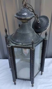lot 196 image: Vintage Colonial Style Hanging Light---Unknown working condition