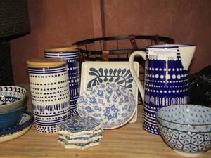 lot 100 image: black wicker basket with handles, blue and white dot dish ware picture and more