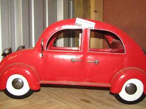 lot 112 image: RED VOLKSWAGON bug car red  METAL very good condition  2ftX 12