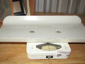 lot 115 image: Vintage  baby scale