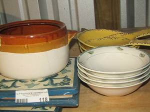lot 118 image: 4 Oneida bowls, 2 plastic spoon rest, 3 plastic bowls, 3 wall plaques and more