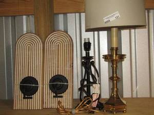 lot 121 image: 2 table lamps 1 has shade, 2 wall sconces
