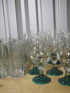 lot 128 image: 8 short stem drinking glasses, 6 clear drinking glasses