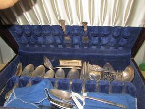 lot 135 image: Wooden silverware box with ROGERS Silverware all plated  mixed